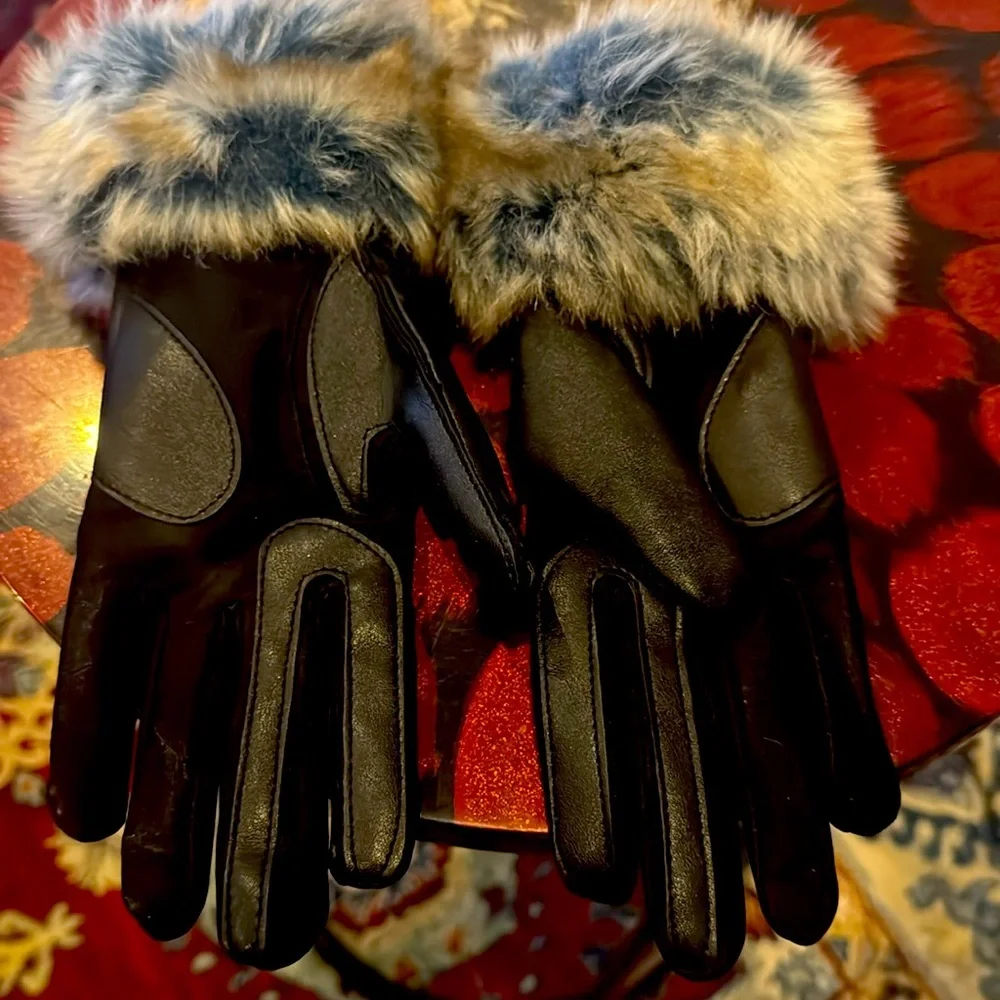 Gorgeous brand new with tags faux fur leather gloves, adult size small.